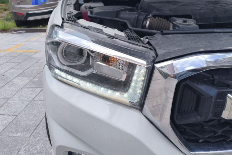 Used SAIC MAXUS T70 2019 2.0T Diesel Manual Two-Wheel Drive Comfort Version with Long Body and High Ground Clearance Right Front Headlight