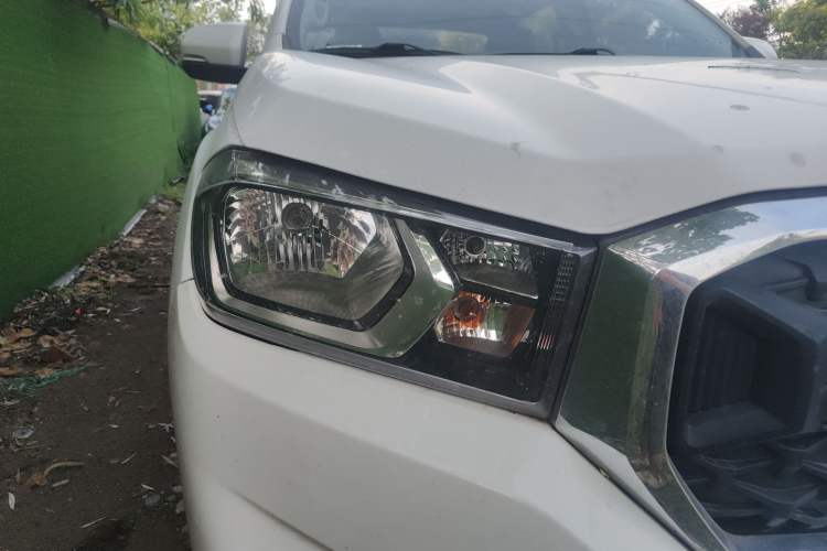 Used SAIC MAXUS T70 2019 2.0T Diesel Automatic Two-Wheel Drive Comfort Edition Standard Box with High Chassis Right Front Headlight