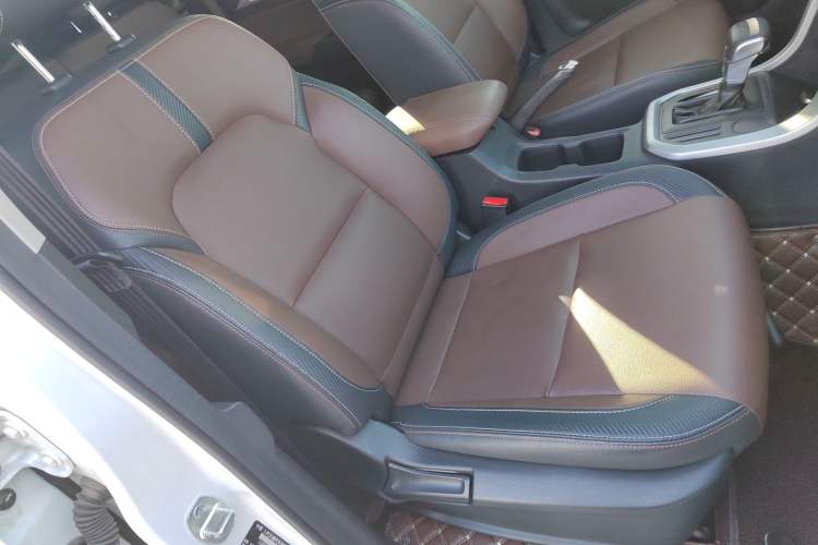 Used SAIC MAXUS T70 2019 2.0T Diesel Automatic Two-Wheel Drive Luxury Version with Long Body and High Ground Clearance Right Front Seat