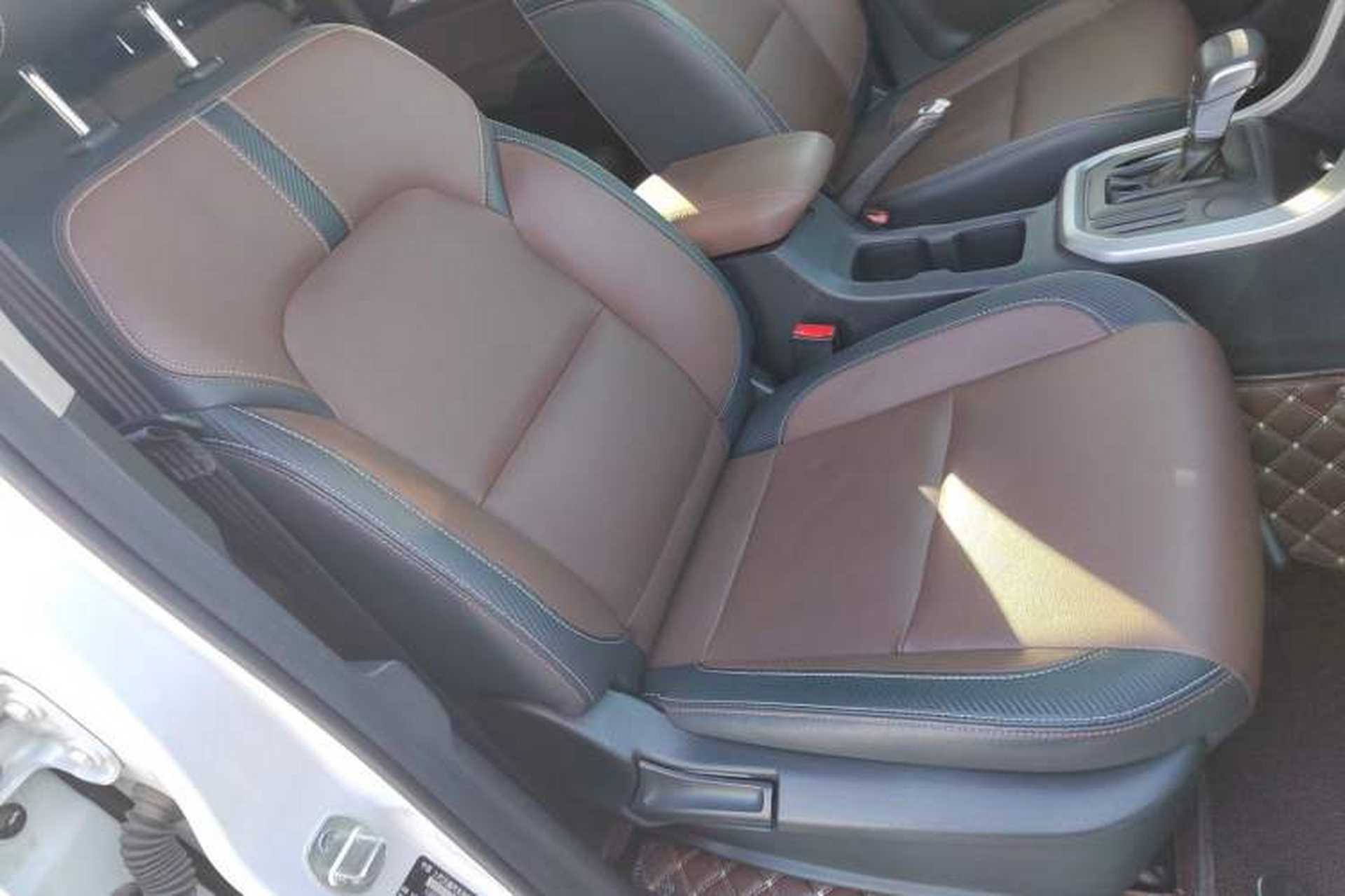 Used SAIC MAXUS T70 2019 2.0T Diesel Automatic Two-Wheel Drive Luxury Version with Long Body and High Ground Clearance Right Front Seat
