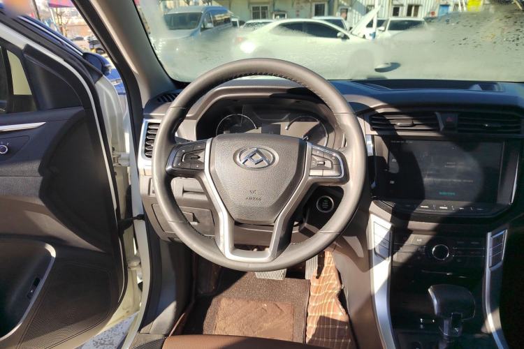 Used SAIC MAXUS T70 2019 2.0T Diesel Automatic Two-Wheel Drive Luxury Version with Long Body and High Ground Clearance Steering Wheel