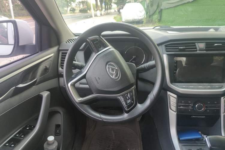 Used SAIC MAXUS T70 2019 2.0T Diesel Automatic Two-Wheel Drive Comfort Edition Standard Box with High Chassis Steering Wheel