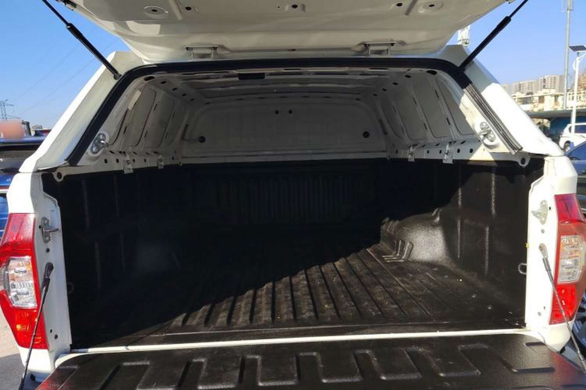 Used SAIC MAXUS T70 2019 2.0T Diesel Automatic Two-Wheel Drive Luxury Version with Long Body and High Ground Clearance Trunk