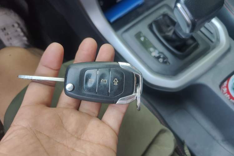 Used SAIC MAXUS T70 2019 2.0T Diesel Automatic Two-Wheel Drive Comfort Edition Standard Box with High Chassis Vehicle Key