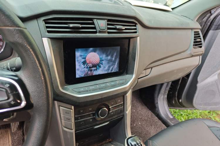 Used SAIC MAXUS T70 2020 2.0T Diesel Manual Two-Wheel Drive Comfort Version Standard Box High Ground Clearance Audio And AC Panel
