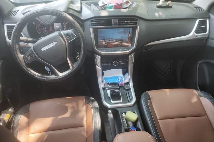 Used SAIC MAXUS T70 2020 2.0T Gasoline Automatic 4x4 Elite Version with Long Body and High Ground Clearance Center Console