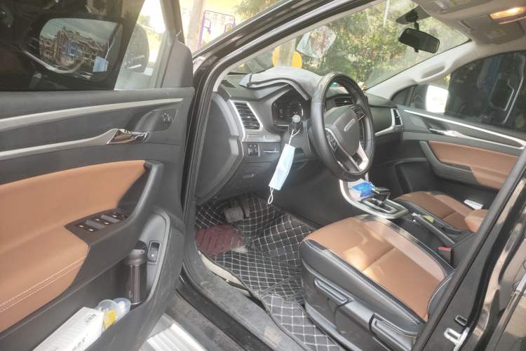 Used SAIC MAXUS T70 2020 2.0T Gasoline Automatic 4x4 Elite Version with Long Body and High Ground Clearance Driver Seat