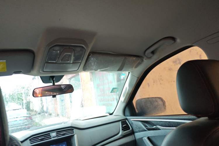 Used SAIC MAXUS T70 2020 2.0T Diesel Manual Two-Wheel Drive Comfort Version Standard Box High Ground Clearance Headliner