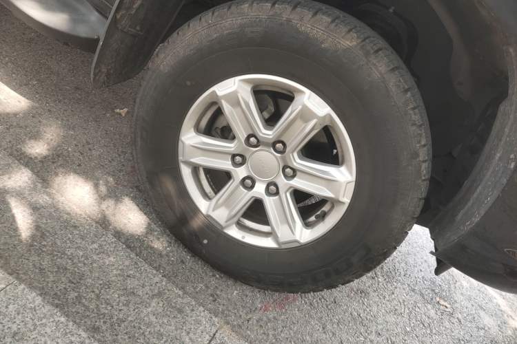 Used SAIC MAXUS T70 2020 2.0T Gasoline Automatic 4x4 Elite Version with Long Body and High Ground Clearance Right Front Wheel Hub