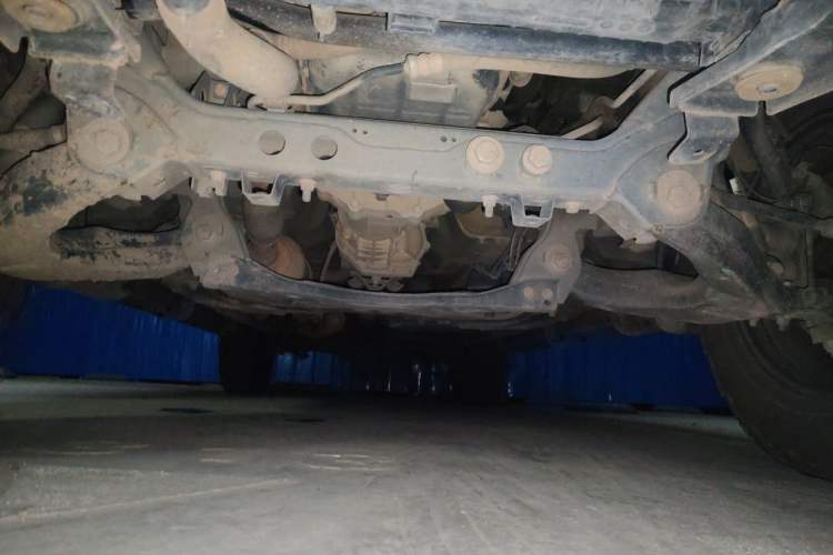 Used SAIC MAXUS T70 2020 2.0T Diesel Manual Two-Wheel Drive Comfort Edition with Long Bed and High Ground Clearance Chassis Front