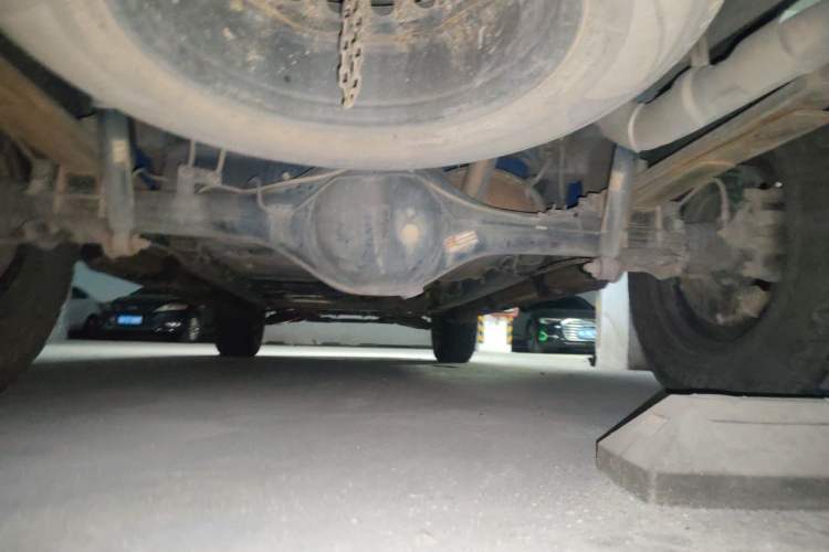 Used SAIC MAXUS T70 2020 2.0T Diesel Manual Two-Wheel Drive Comfort Edition with Long Bed and High Ground Clearance Chassis Rear