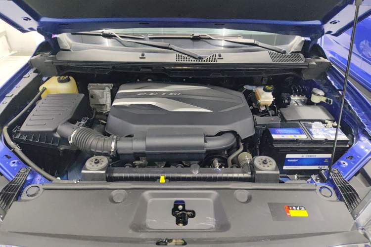 Used SAIC MAXUS T70 2020 2.0T Gasoline Automatic Two-Wheel Drive Comfort Edition Standard Cab High Ground Clearance Engine Bay