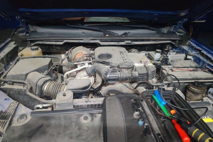 Used SAIC MAXUS T70 2020 2.0T Diesel Manual Two-Wheel Drive Comfort Edition with Long Bed and High Ground Clearance Engine Bay