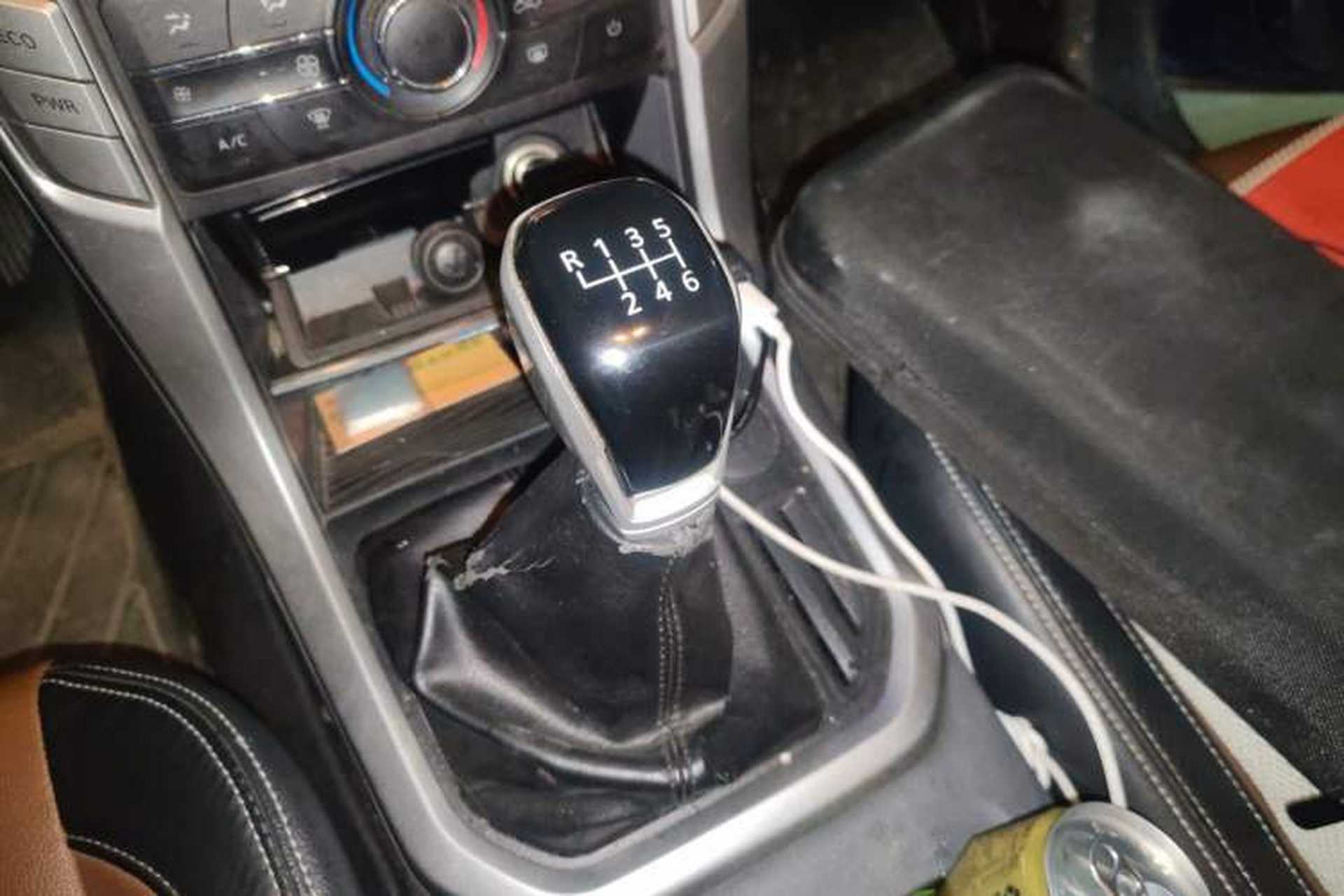 Used SAIC MAXUS T70 2020 2.0T Diesel Manual Two-Wheel Drive Comfort Edition with Long Bed and High Ground Clearance Gear Lever