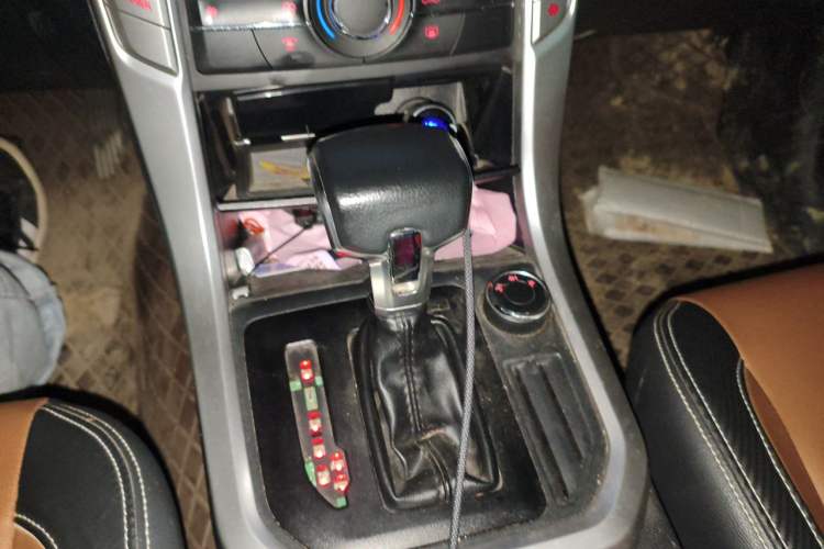 Used SAIC MAXUS T70 2020 2.0T Diesel Automatic 2WD Comfort Edition Long Bed High Ground Clearance Gear Lever