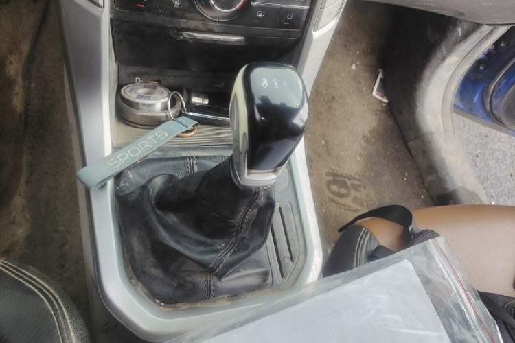 Used SAIC MAXUS T70 2020 2.0T Diesel Manual Two-Wheel Drive Australian Version with Long Bed and High Ground Clearance Gear Lever