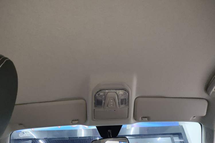 Used SAIC MAXUS T70 2020 2.0T Gasoline Automatic Two-Wheel Drive Comfort Edition Standard Cab High Ground Clearance Headliner
