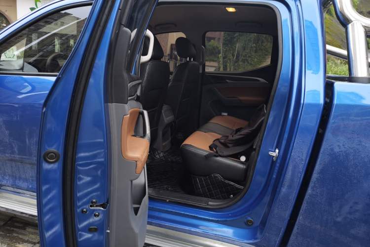 Used SAIC MAXUS T70 2020 2.0T Diesel Manual 4x4 Australian Version with Long Bed and High Ground Clearance Left Rear Seat