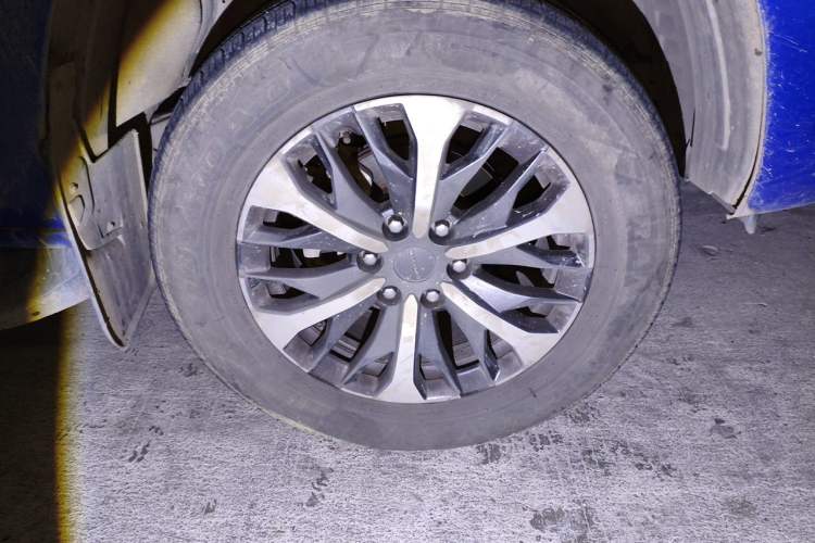 Used SAIC MAXUS T70 2020 2.0T Diesel Automatic 2WD Comfort Edition Long Bed High Ground Clearance Right Front Wheel Hub