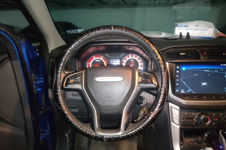 Used SAIC MAXUS T70 2020 2.0T Diesel Manual Two-Wheel Drive Comfort Edition with Long Bed and High Ground Clearance Steering Wheel