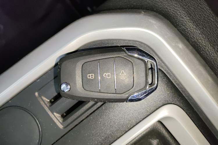 Used SAIC MAXUS T70 2020 2.0T Gasoline Automatic Two-Wheel Drive Comfort Edition Standard Cab High Ground Clearance Vehicle Key