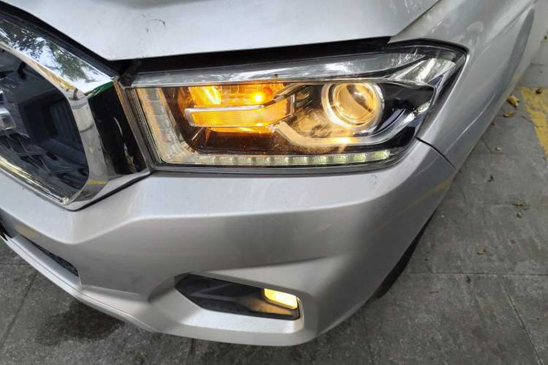 Used SAIC MAXUS T70 2020 2.0T Gasoline Automatic 4x4 Comfort Edition Standard Box with High Ground Clearance Left Front Headlight