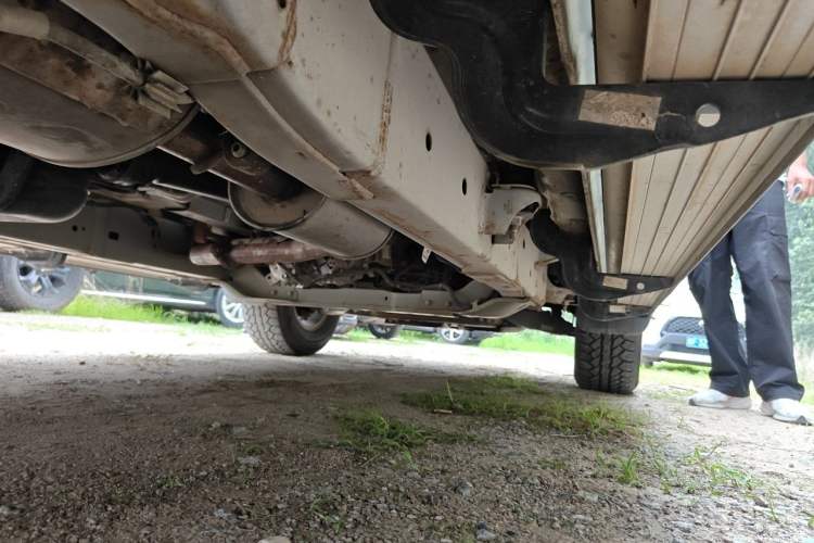 Used SAIC MAXUS T70 2020 2.0T Gasoline Automatic 4x4 Elite Version Standard Cab High Ground Clearance Chassis Rear Right