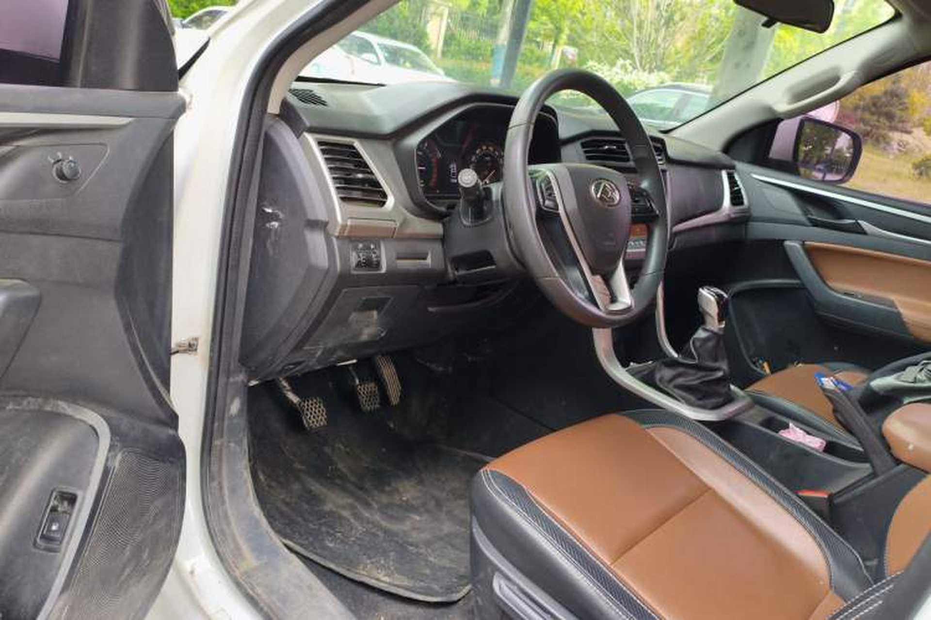 Used SAIC MAXUS T70 2020 2.0T Diesel Manual Two-Wheel Drive Commemorative Edition Standard Cab with High Ground Clearance Driver Seat