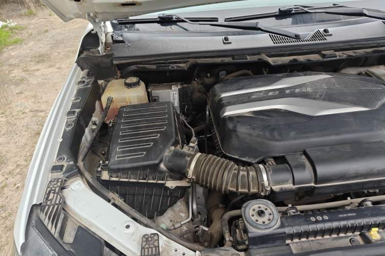 Used SAIC MAXUS T70 2020 2.0T Gasoline Automatic 4x4 Elite Version Standard Cab High Ground Clearance Engine Bay Right
