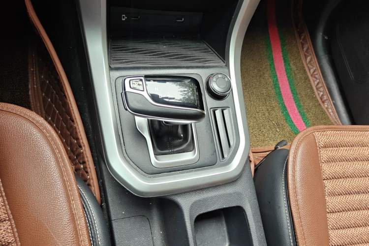 Used SAIC MAXUS T70 2020 2.0T Gasoline Automatic 4x4 Elite Version Standard Cab High Ground Clearance Gear Lever