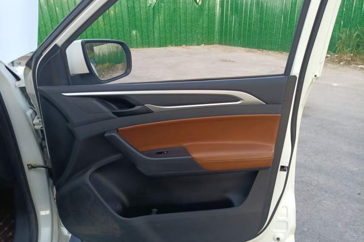 Used SAIC MAXUS T70 2020 2.0T Diesel Automatic 4x4 Commemorative Edition with Long Bed and High Ground Clearance Interior 5