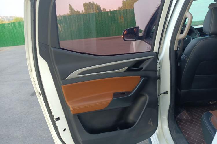 Used SAIC MAXUS T70 2020 2.0T Diesel Automatic 4x4 Commemorative Edition with Long Bed and High Ground Clearance Interior 8