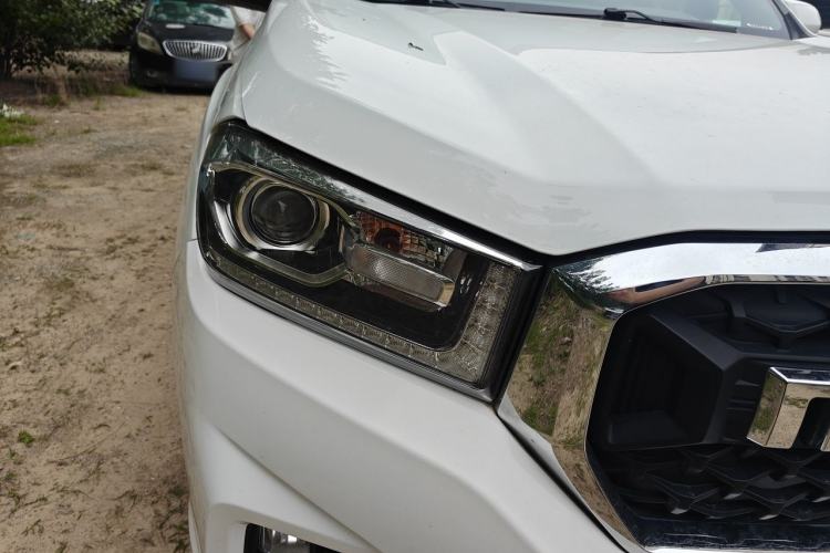 Used SAIC MAXUS T70 2020 2.0T Gasoline Automatic 4x4 Elite Version Standard Cab High Ground Clearance Right Front Headlight
