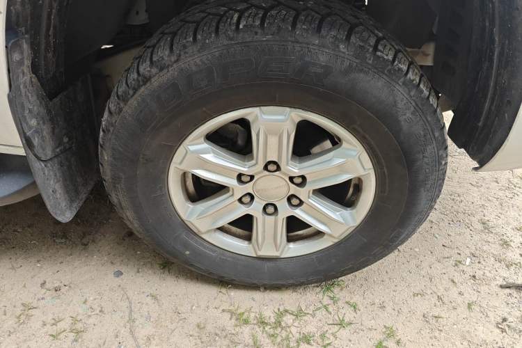 Used SAIC MAXUS T70 2020 2.0T Gasoline Automatic 4x4 Elite Version Standard Cab High Ground Clearance Right Front Wheel Hub