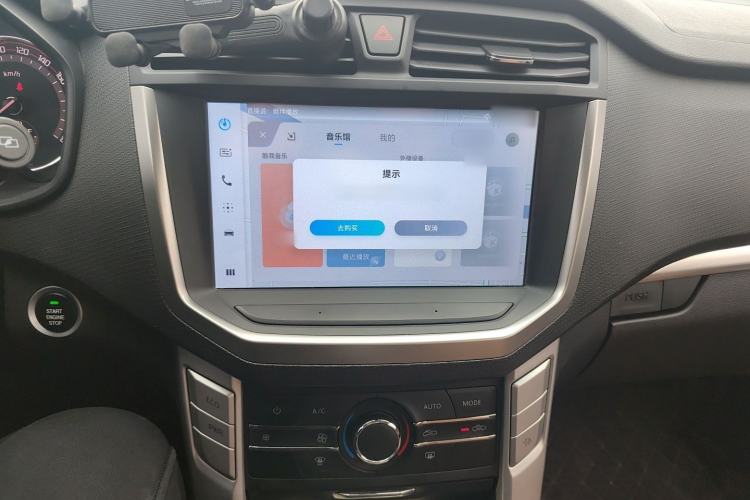 Used SAIC MAXUS T70 2021 2.0T Diesel Manual Two-Wheel-Drive Elite Version with Long Bed and High Ground Clearance Audio And AC Panel