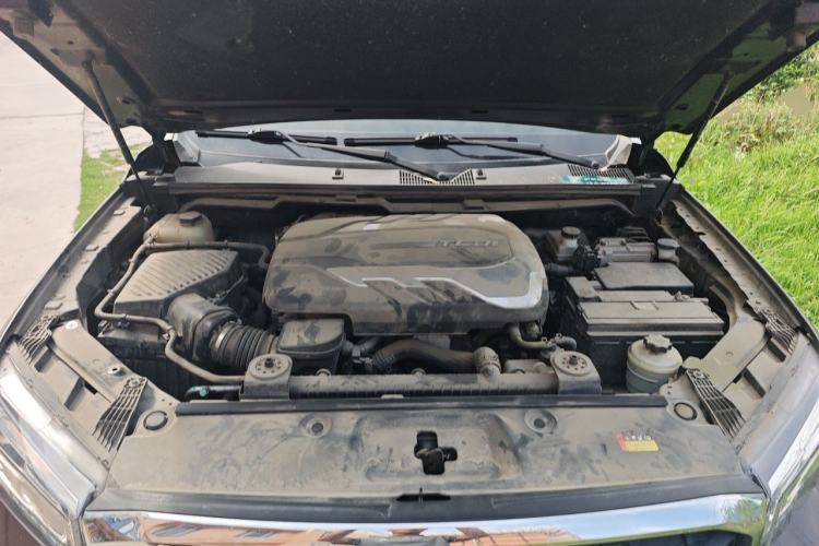 Used SAIC MAXUS T70 2021 2.0T Diesel Automatic Two-Wheel Drive Elite Version with Long Bed and High Ground Clearance Engine Bay