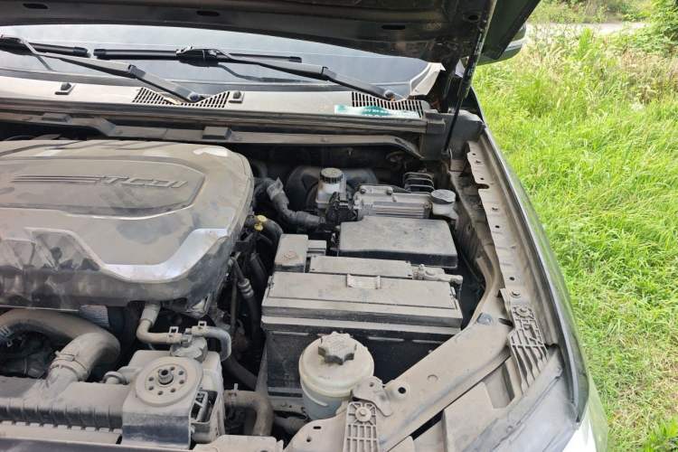 Used SAIC MAXUS T70 2021 2.0T Diesel Automatic Two-Wheel Drive Elite Version with Long Bed and High Ground Clearance Engine Bay Left