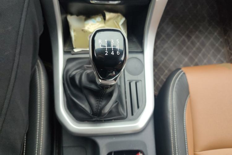 Used SAIC MAXUS T70 2021 2.0T Diesel Manual Two-Wheel-Drive Elite Version with Long Bed and High Ground Clearance Gear Lever