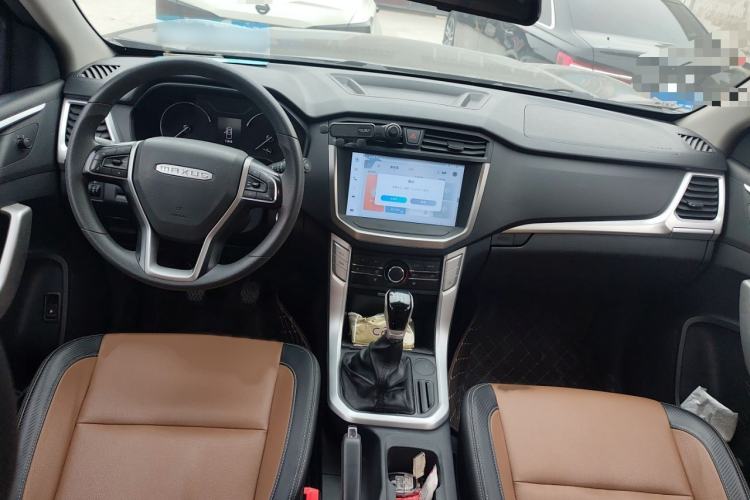 Used SAIC MAXUS T70 2021 2.0T Diesel Manual Two-Wheel-Drive Elite Version with Long Bed and High Ground Clearance Interior 2