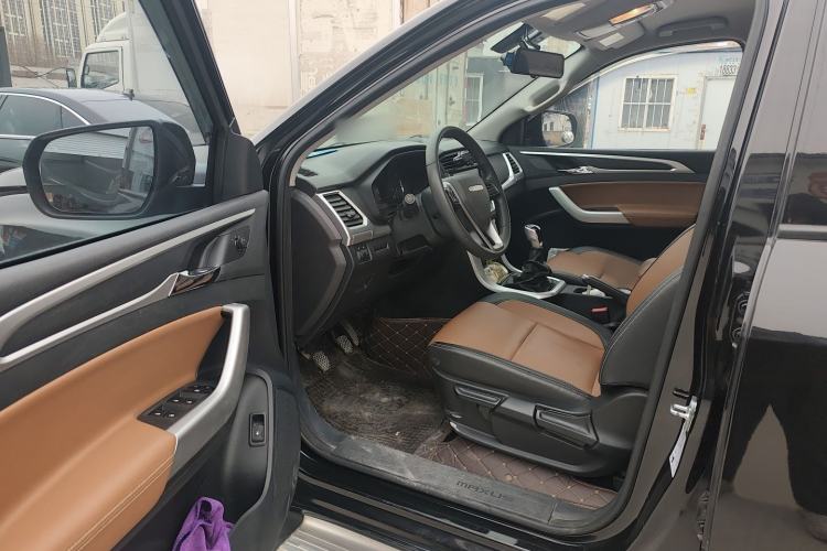 Used SAIC MAXUS T70 2021 2.0T Diesel Manual Two-Wheel-Drive Elite Version with Long Bed and High Ground Clearance Interior 3