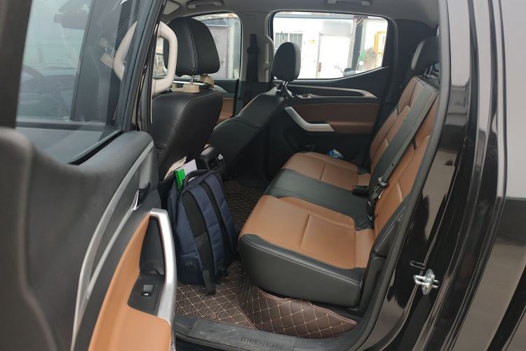 Used SAIC MAXUS T70 2021 2.0T Diesel Manual Two-Wheel-Drive Elite Version with Long Bed and High Ground Clearance Interior 4