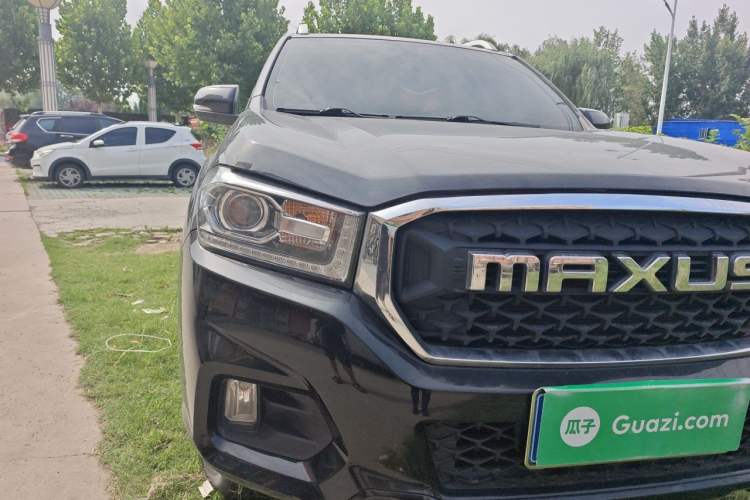 Used SAIC MAXUS T70 2021 2.0T Diesel Automatic Two-Wheel Drive Elite Version with Long Bed and High Ground Clearance Right Front Headlight