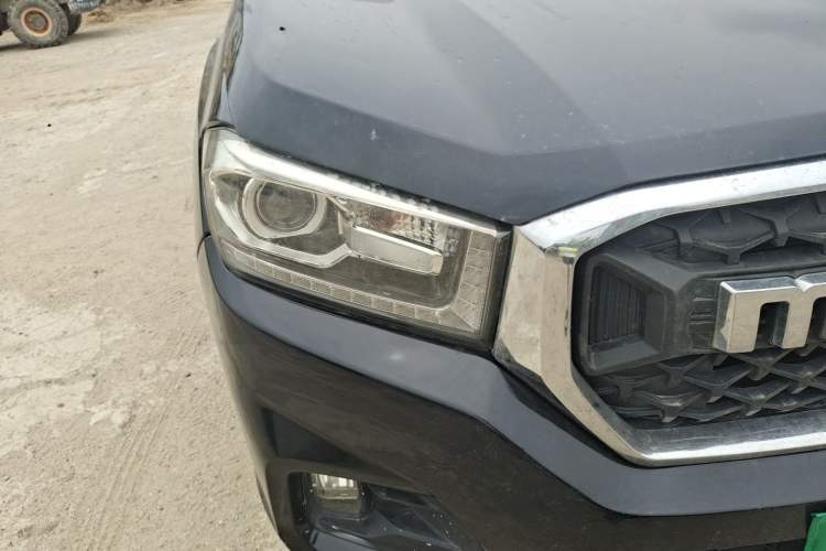 Used SAIC MAXUS T70 2021 2.0T Diesel Automatic 4x4 Elite Version with Long Bed and High Ground Clearance Right Front Headlight