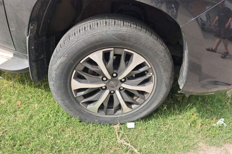 Used SAIC MAXUS T70 2021 2.0T Diesel Automatic Two-Wheel Drive Elite Version with Long Bed and High Ground Clearance Right Front Wheel Hub