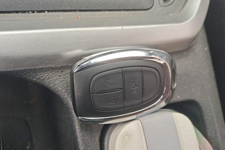 Used SAIC MAXUS T70 2021 2.0T Diesel Automatic 4x4 Elite Version with Long Bed and High Ground Clearance Vehicle Key
