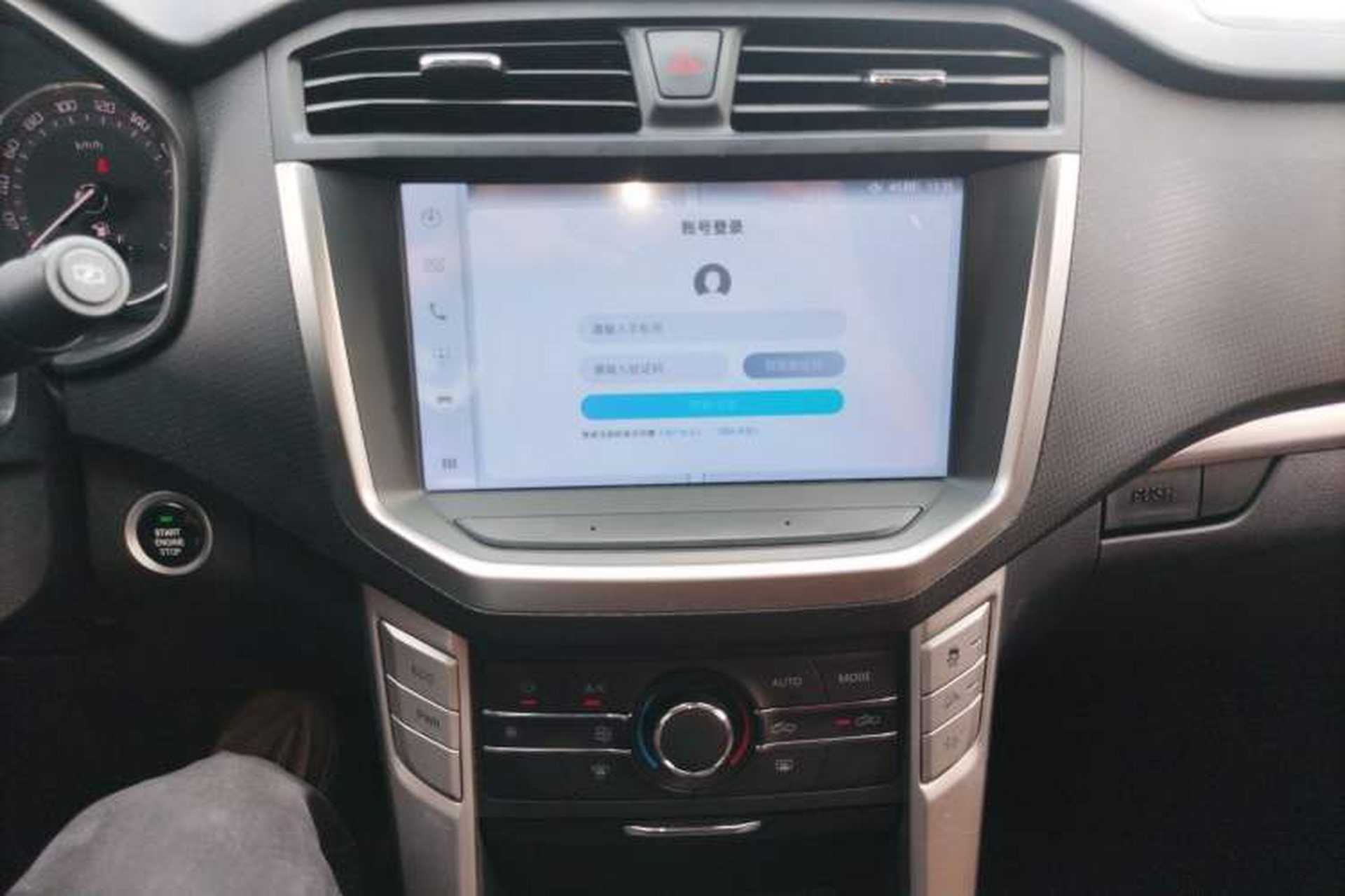 Used SAIC MAXUS T70 2021 2.0T Diesel Automatic Two-Wheel Drive Elite Version with Long Bed and High Ground Clearance Audio And AC Panel