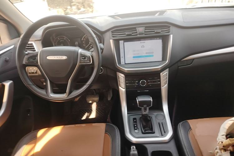 Used SAIC MAXUS T70 2021 2.0T Diesel Automatic Two-Wheel Drive Elite Version with Long Bed and High Ground Clearance Center Console