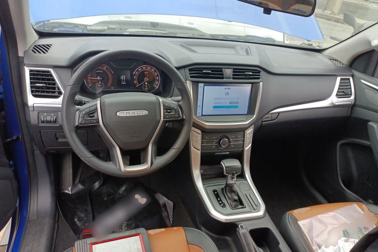 Used SAIC MAXUS T70 2021 2.0T Diesel Automatic Two-Wheel Drive Elite Version with Long Bed and High Ground Clearance Center Console