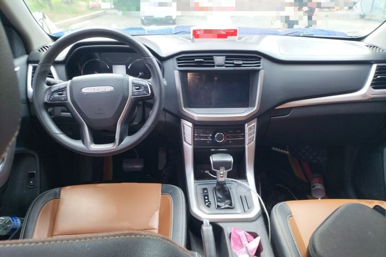 Used SAIC MAXUS T70 2021 2.0T Diesel Automatic Two-Wheel Drive Elite Version with Long Bed and High Ground Clearance Center Console
