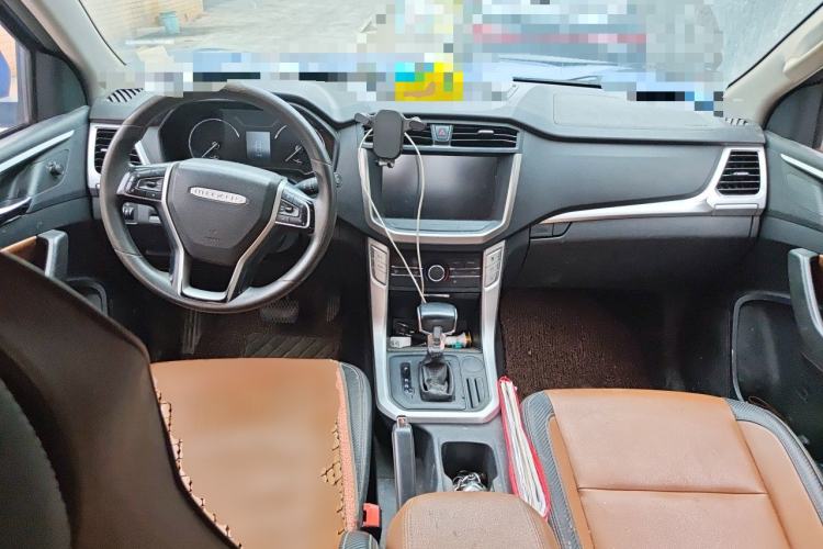 Used SAIC MAXUS T70 2021 2.0T Diesel Automatic Two-Wheel Drive Elite Version with Long Bed and High Ground Clearance Center Console